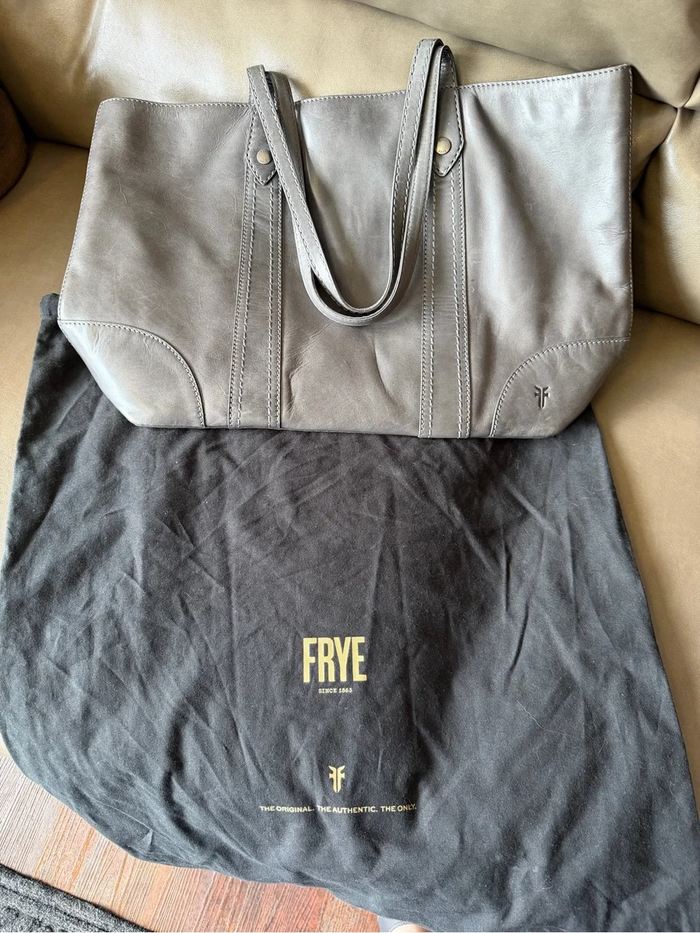 FRYE Gray Leather Tote in Neutral Gray Melissa shopper Tote